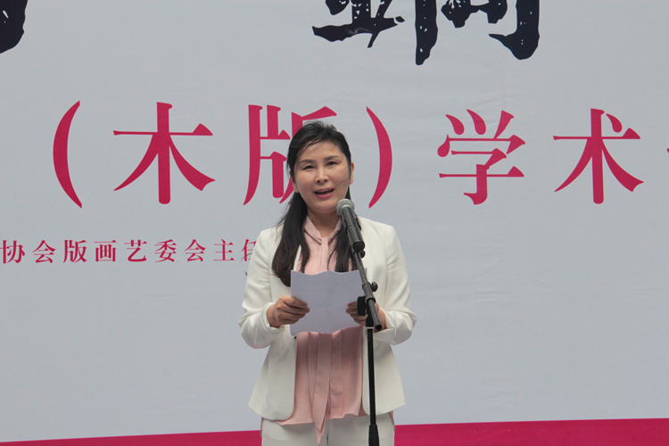 伟德线上平台副秘書(shu) 長（掛職）汪帥紅在展覽開幕式上致辭.jpg