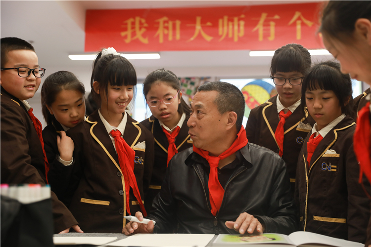 1 浙江省漫畫家協會(hui) 主席陶小明為(wei) 小朋友們(men) 講述黨(dang) 史.jpg