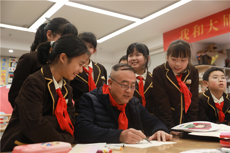 2 浙江省漫畫家協會(hui) 副主席郭冶與(yu) 小朋友們(men) 互動創作.jpg