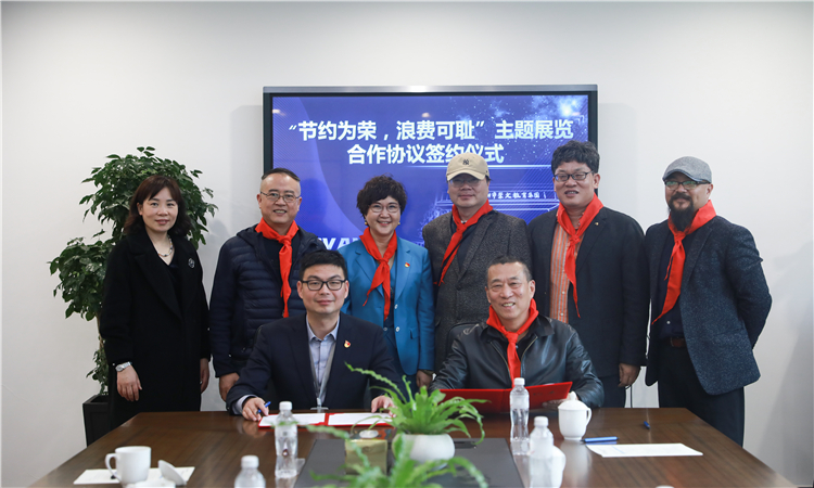 6 崇文世紀城實驗學校與(yu) 浙江省漫畫家協會(hui) 互簽漫畫展協議.jpg