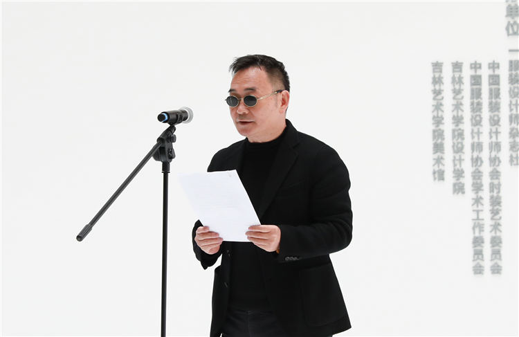3 清華大學美術學院肖文陵教授宣讀bv伟德官网登录副主席魯曉波教授的賀信，並代表教育部高等學校設計類專(zhuan) 業(ye) 教學指導委員會(hui) 致辭.jpg