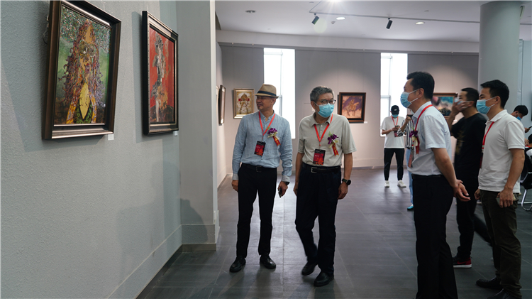 領導嘉賓參觀展覽.JPG