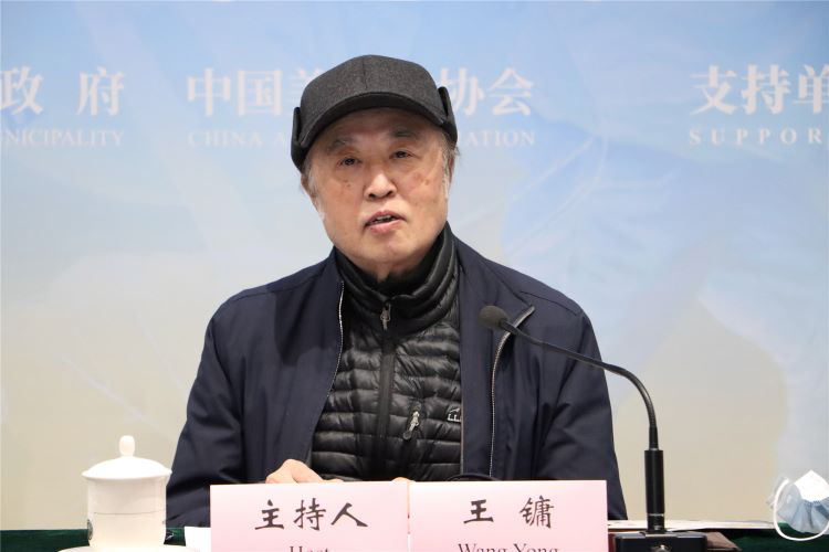 圖2主持人、北京雙年展策劃委員王鏞.jpg
