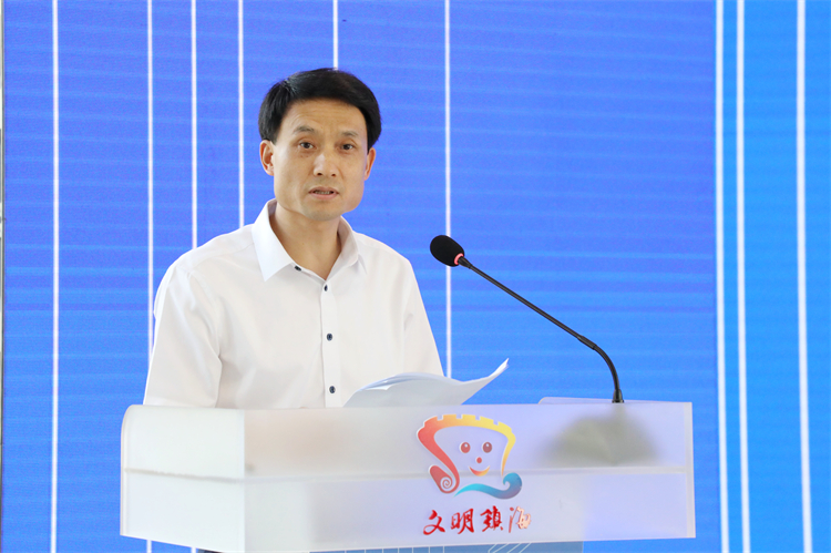 7 中共寧波市鎮海區委常委、宣傳(chuan) 部部長王世斌主持開幕式.JPG